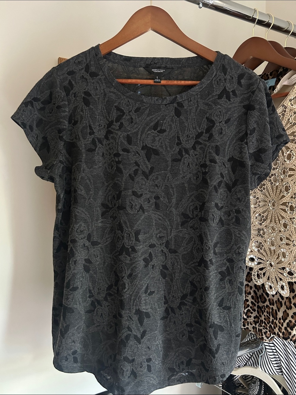 Simply Vera wang L black Charcoal Floral Jacquard Short Sleeve Tee